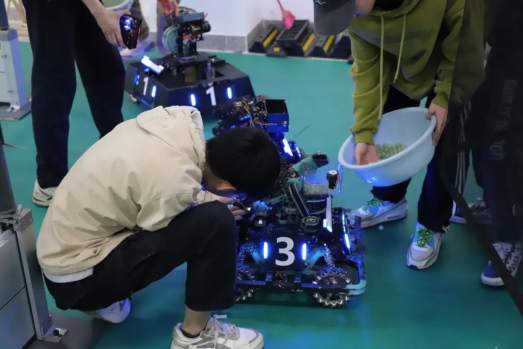 哈工程青年研發智能機器人，為核電站“體檢”保駕護航